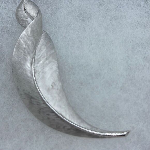 Vintage crown Trifari curved feather leaf brooch - Picture 3 of 9